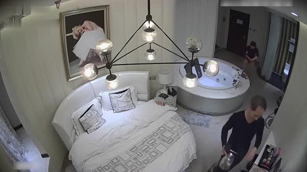 汉奸头型花白发领导大叔艳福不浅套房私会苗条气质小情人鸳鸯浴互搓洗干净回床激情啪啪啪妹子很骚说用力操我